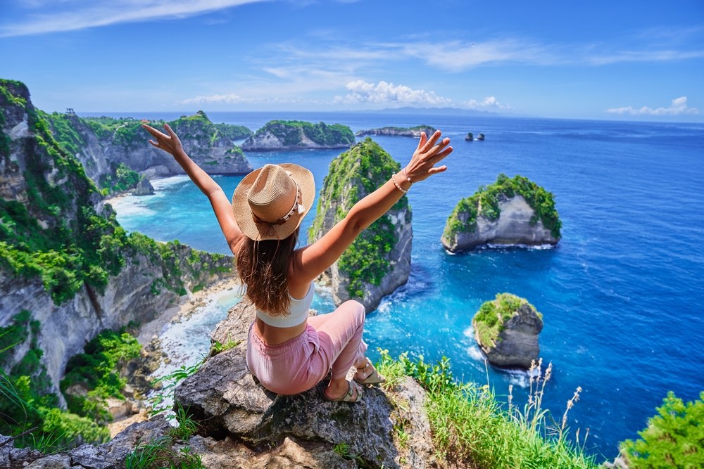 Woman,Traveler,With,Open,Arms,Sitting,On,Rock,Cliff,And Cestovateľský kvíz: poznáš svetové rekordy? Odpovedz správne a získaj zľavu na letenky