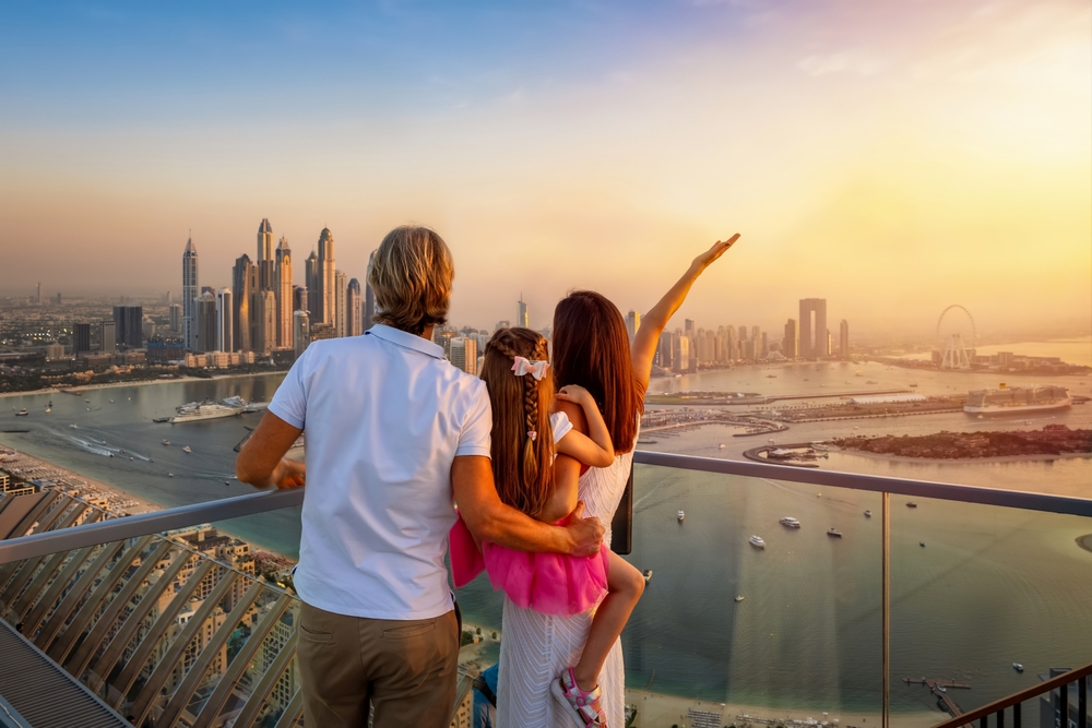 A,Family,On,A,City,Vacation,Trip,Enjoys,The,Beautiful rodinka uzivajuca si vyhlad v dubaji