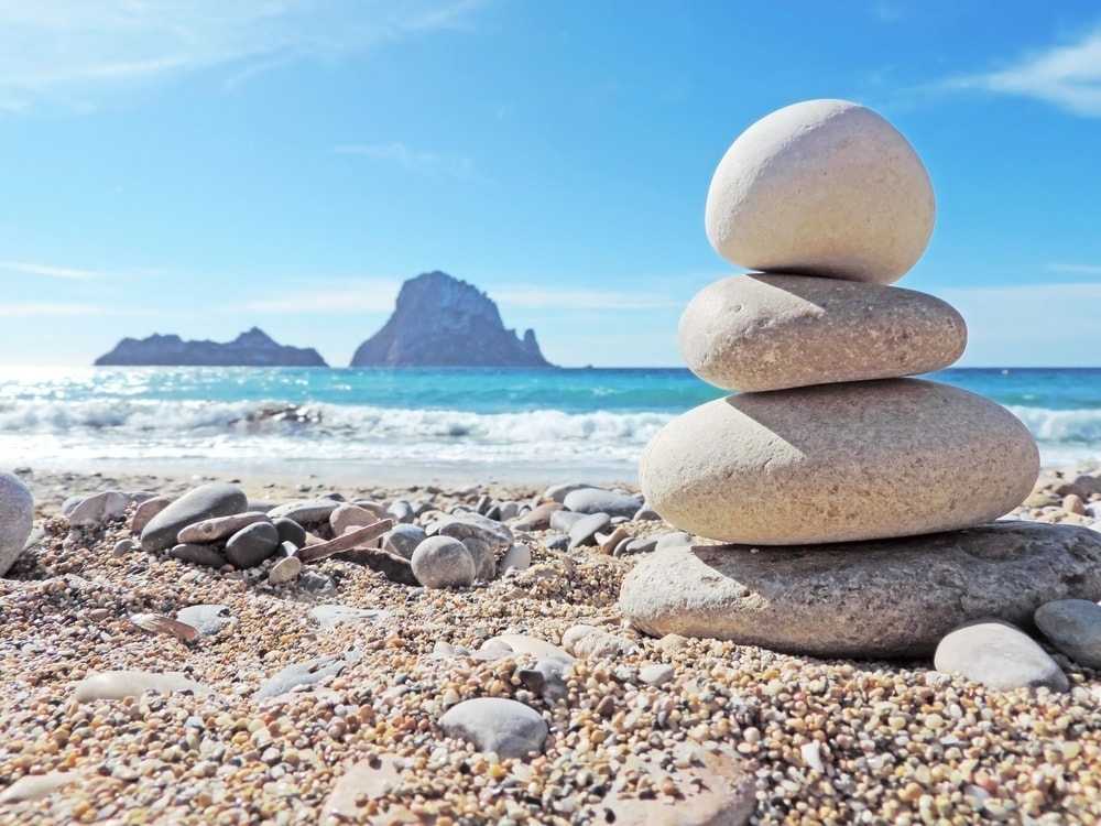 Kamene na pláži Ibiza 1
