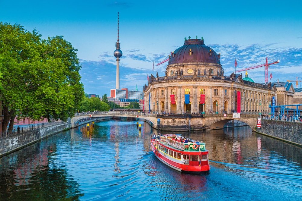 lod na rieke v centre berlina