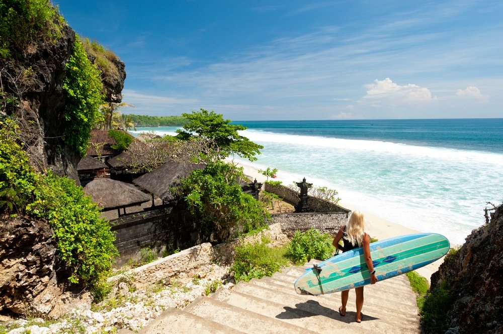 plaz na bali vhodna na surfovanie