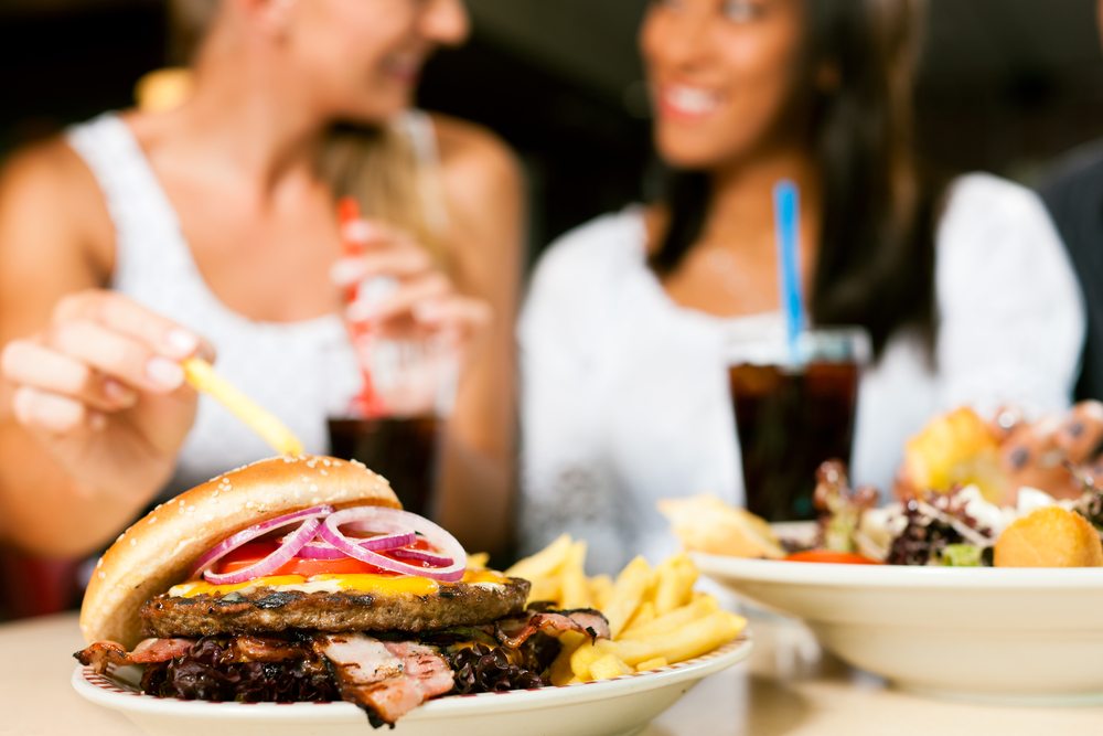 dve-zeny-v-americkej-restauracii