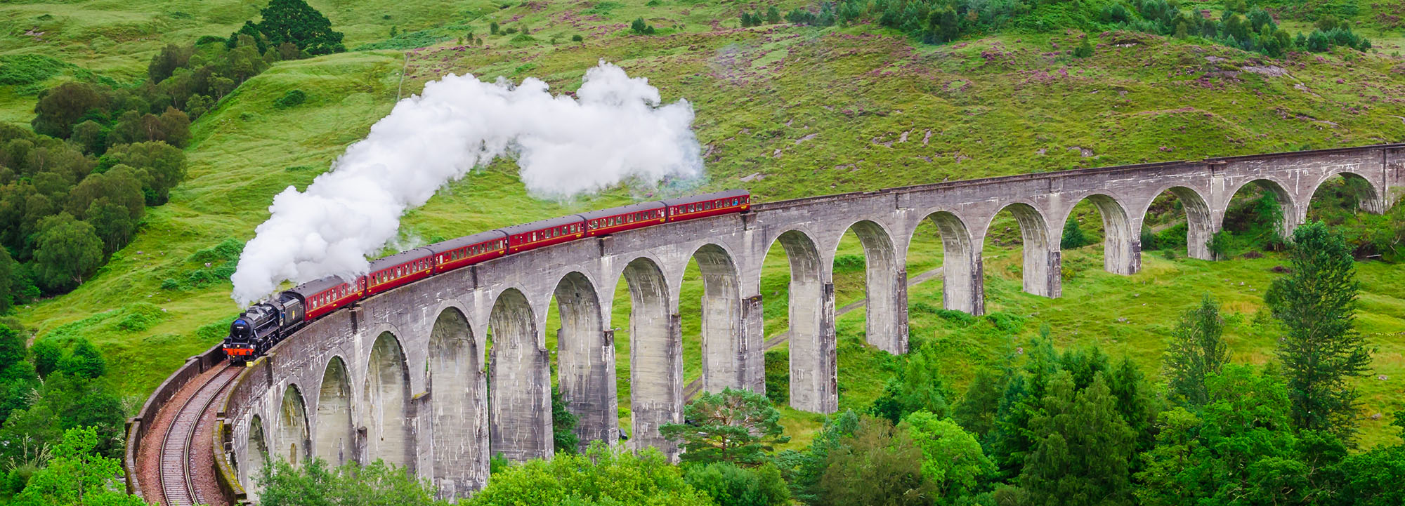 Glenfinnan viadukt-Škotsko-titulka 10 skutočných miest zo sveta Harryho Pottera