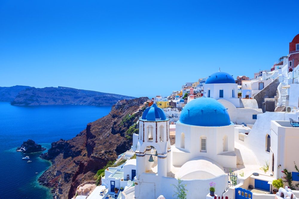 Santorini - kostoly PONUKA DŇA: Týždeň na Santorini s letenkami, 4*hotelom a raňajkami na jeseň za 397€