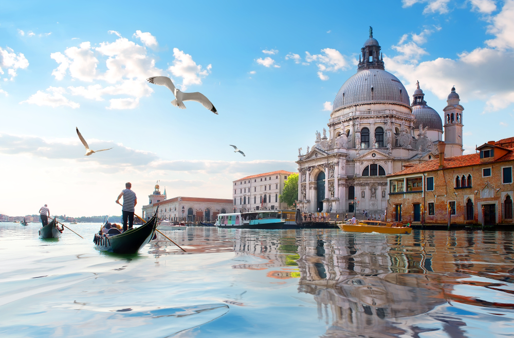 Seagulls,And,Old,Cathedral,Of,Santa,Maria,Della,Salute,In benatky
