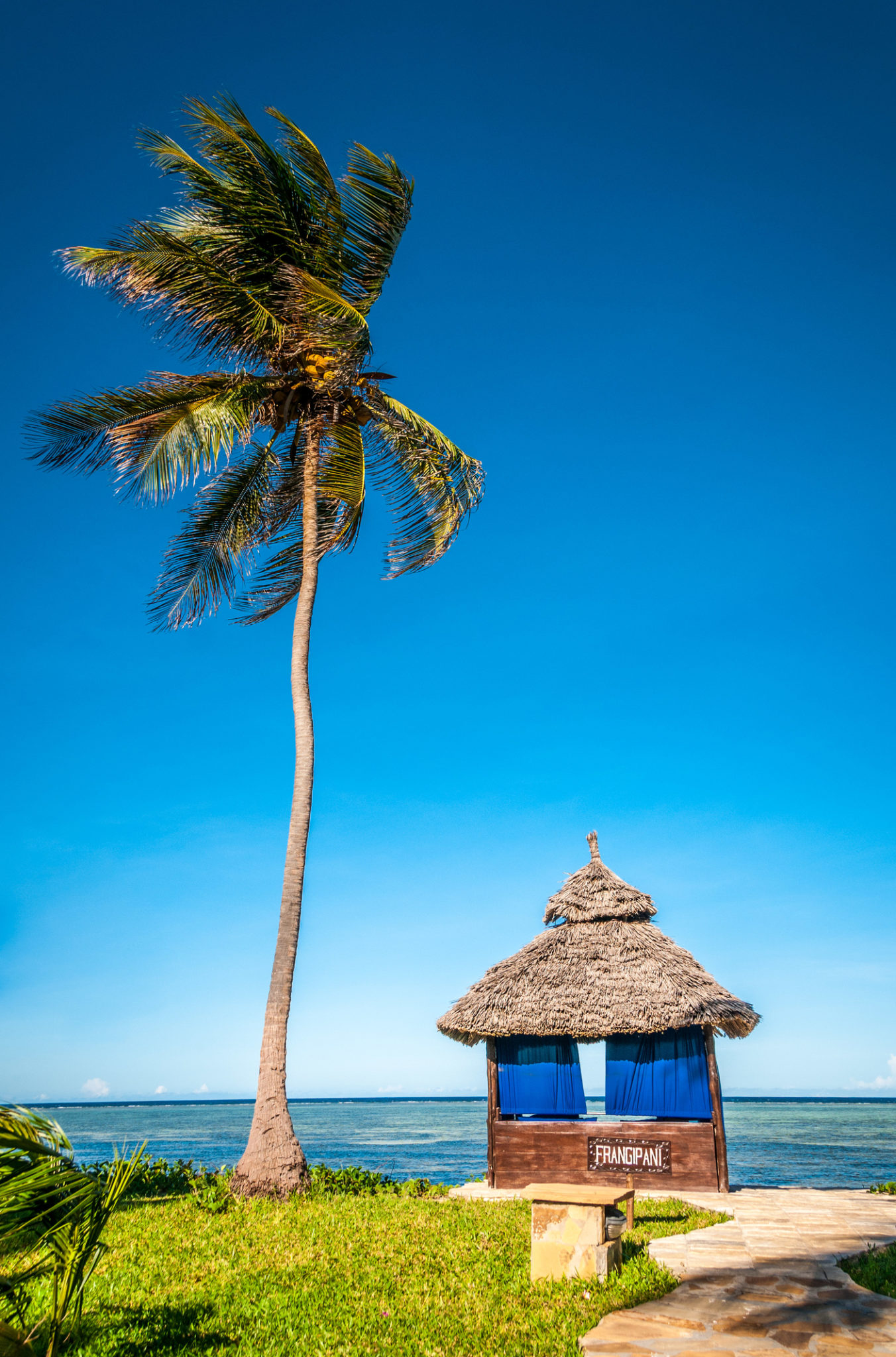 zanzibar Zanzibar za 379 EUR! Parádna letenka z Milána od Oman Air (2x batožina, termín aj cez Vianoce)