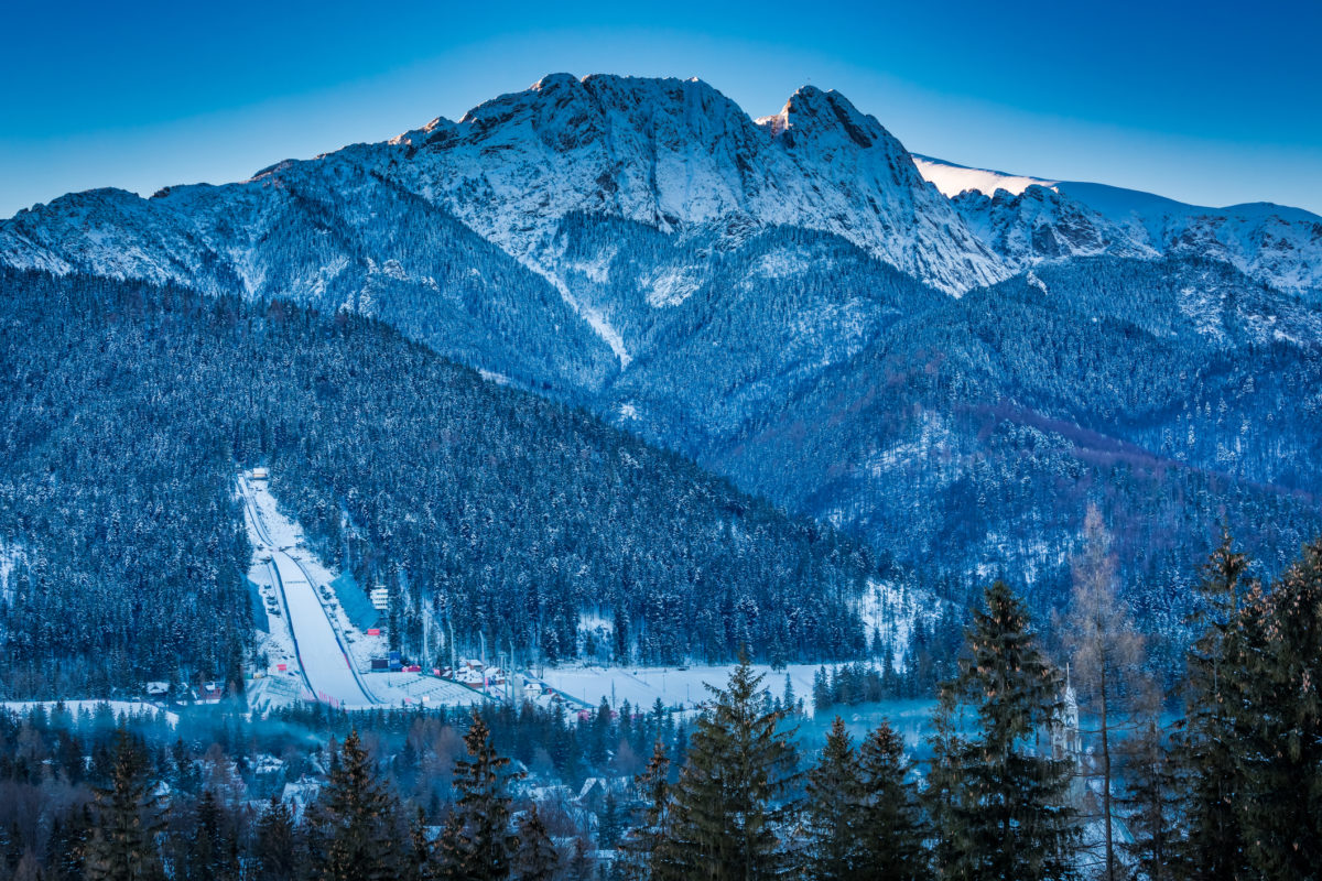 Čo je to – oštiepok na lyžiach v drevenom domčeku? Predsa ZAKOPANE! (V článku je schovaný aj lacný pobyt)