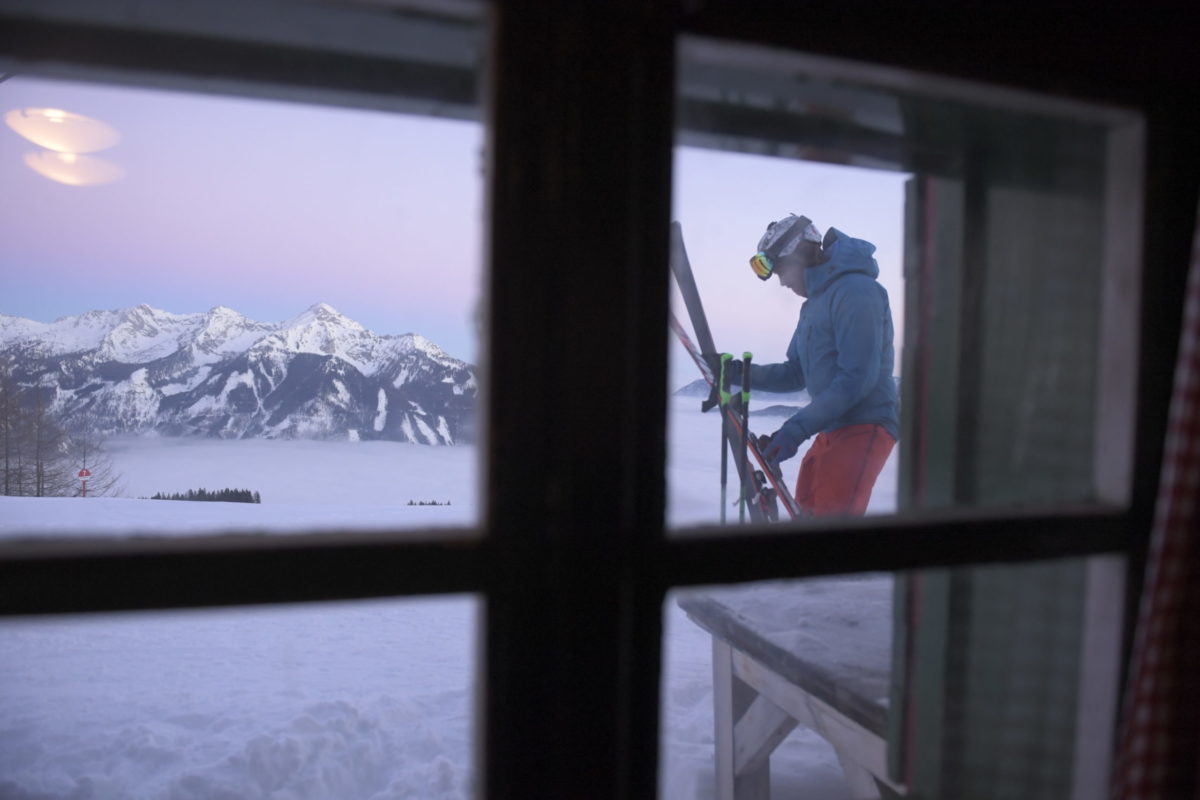 Hinterstoder_Skifahrer_Sonnenaufgang_Huette_Oberoesterreich Tourismus GmbH_David Lugmayr Tu som sa naučila lyžovať: Hinterstoder má trate pre začiatočníkov, jazdí sa tu aj svetový pohár