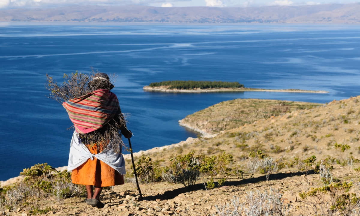 Peru woman Zažite jazero Titicaca štyrikrát inak u domácich obyvateľov
