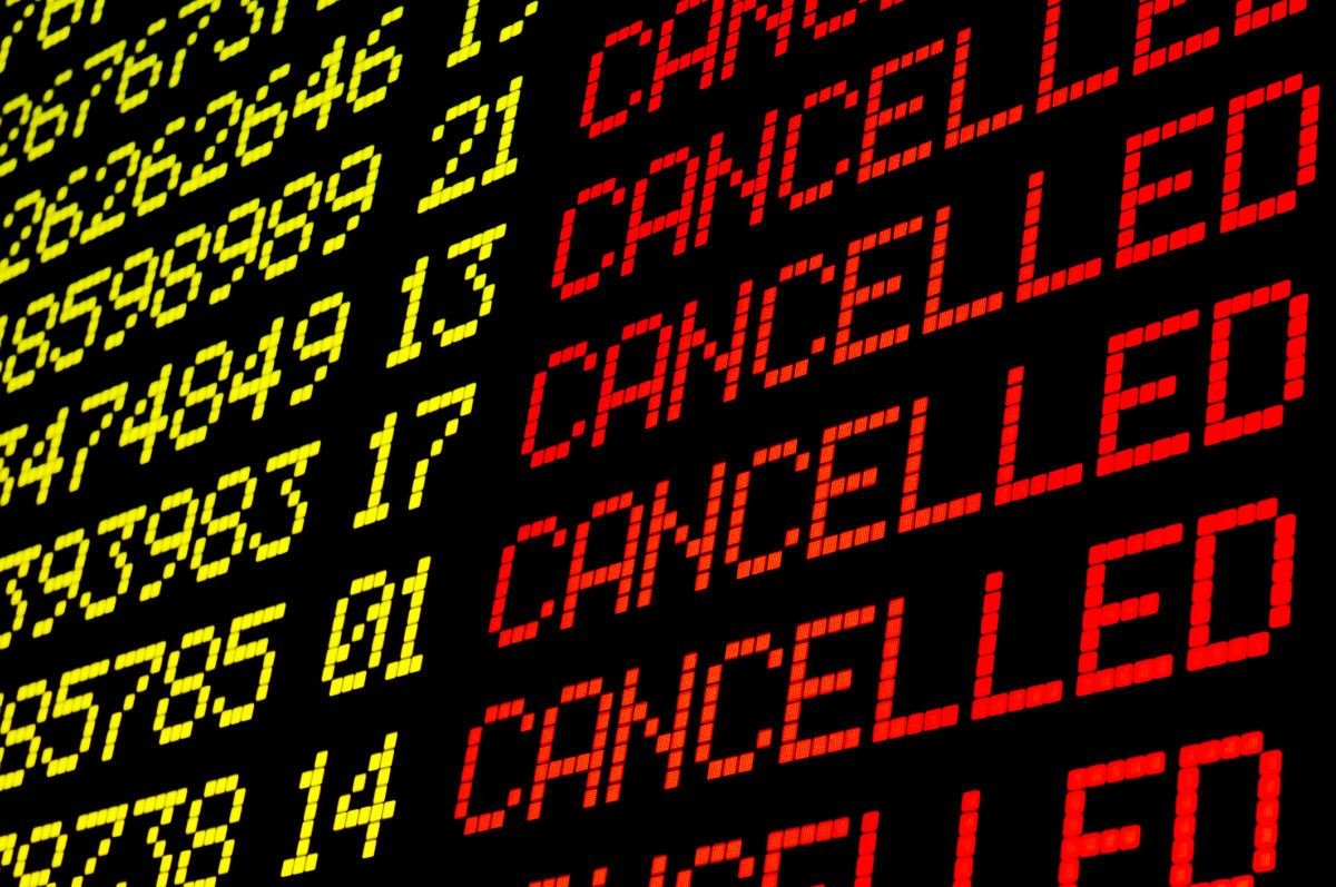 Cancelled flights on airport board Thai Airways a iné aerolinky dočasne rušia kvôli konfliktu v Ázii lety