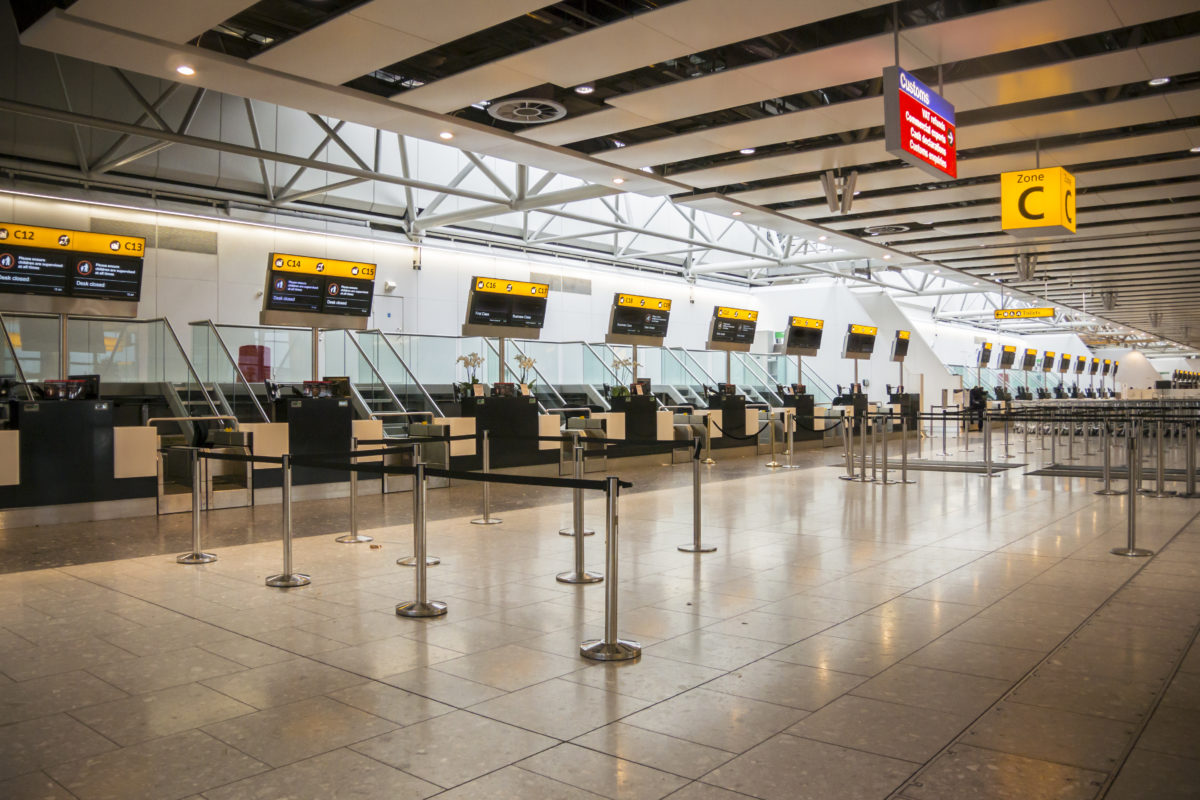 Closed Airport Check in Desks Letisko Heathrow chce testovať na COVID-19. Slováci tým môžu obísť karanténu