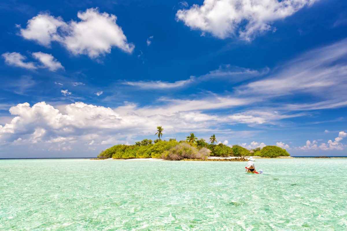 Small island in ocean on Maldives maldivy Maldivy od 499€! Peckový Black Friday ešte neskončil