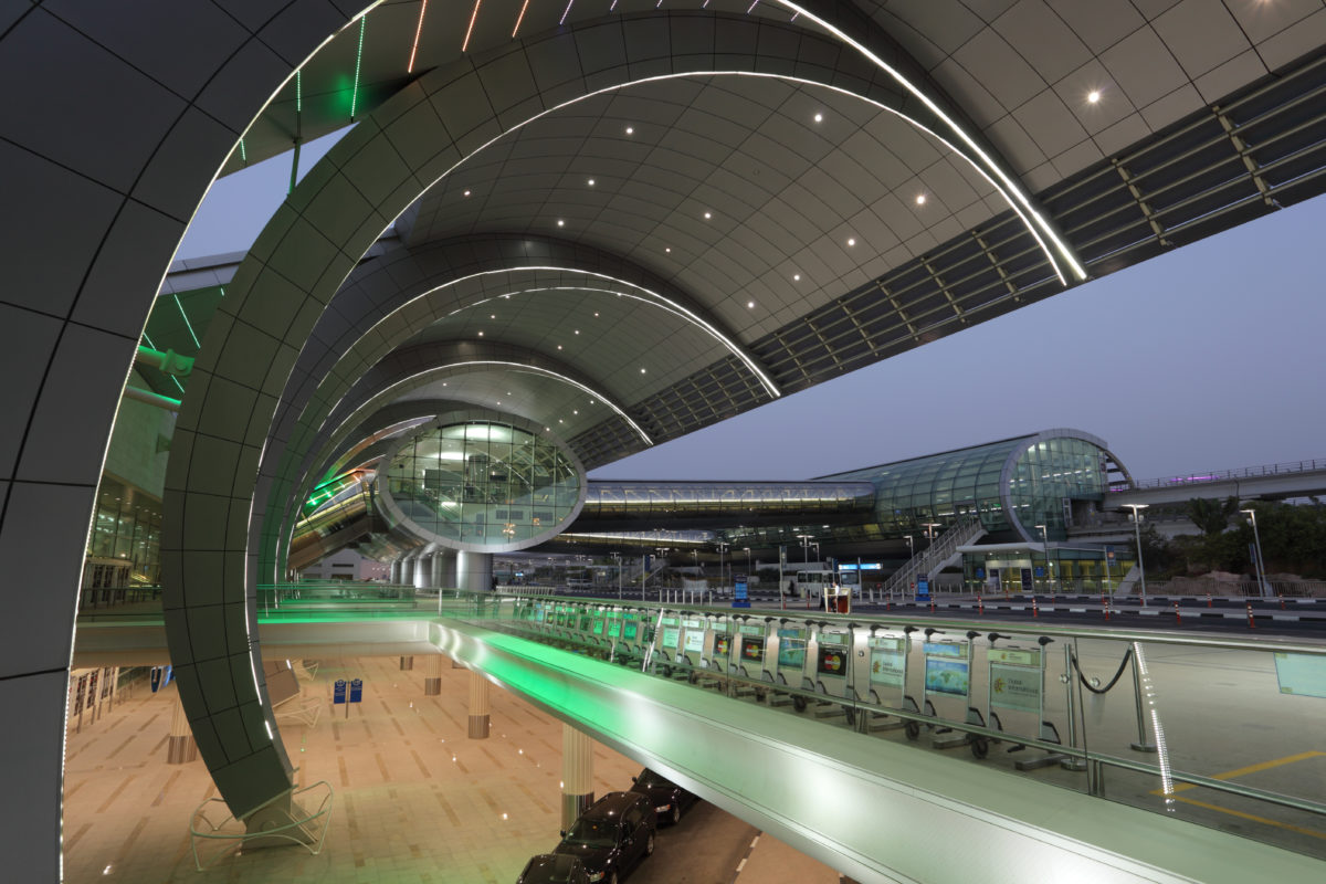 Futuristic architecture at the Dubai Airport Terminal 3. Photo taken at 5th of June 2011 Letisko v Dubaji získalo ďalšie „naj“: Má svojich DJov
