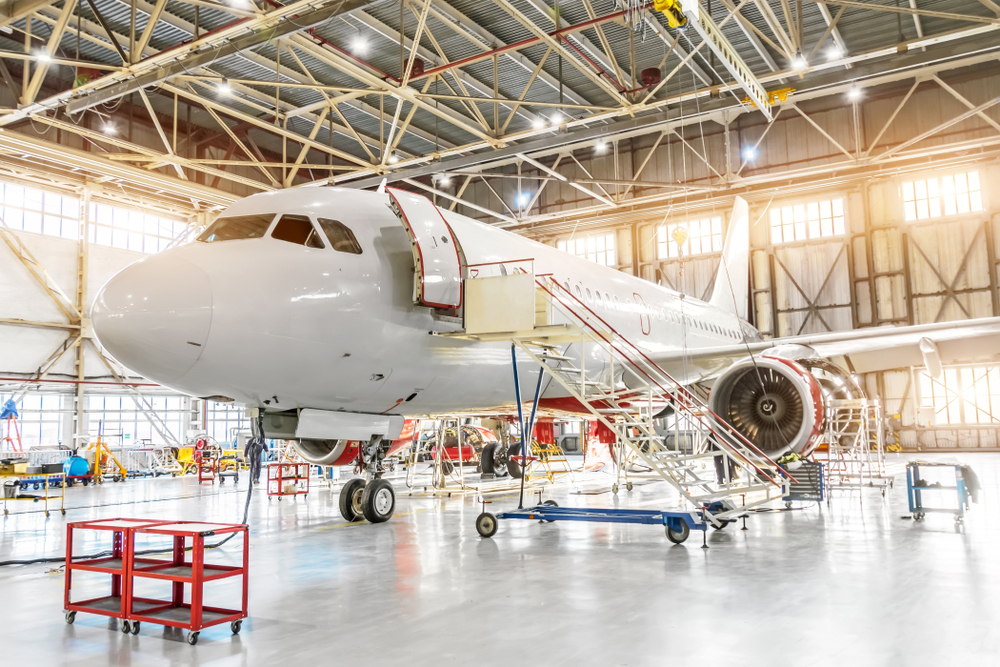plane lietadlo hangar Aerolinky strácajú milióny, aj keď sú ich lietadlá uzemnené