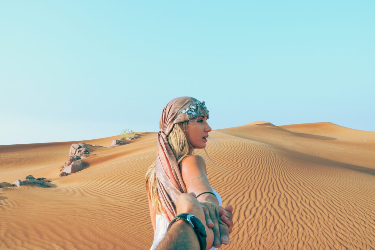 woman on desert pust Zaži Dubaj inak: Beduínska večera aj sandboarding na púšti