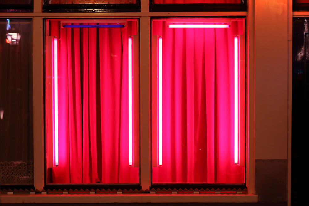 red light district window Red Light District v Amsterdame má byť presunutý inam. Väčšina pracovníčok nesúhlasí