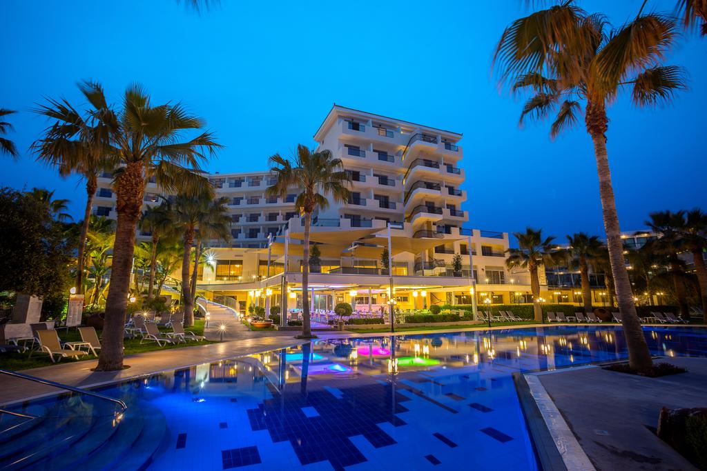 PECKA DŇA: Cyprus na predĺžený víkend s 4* hotelom, letenkou a raňajkami 219€