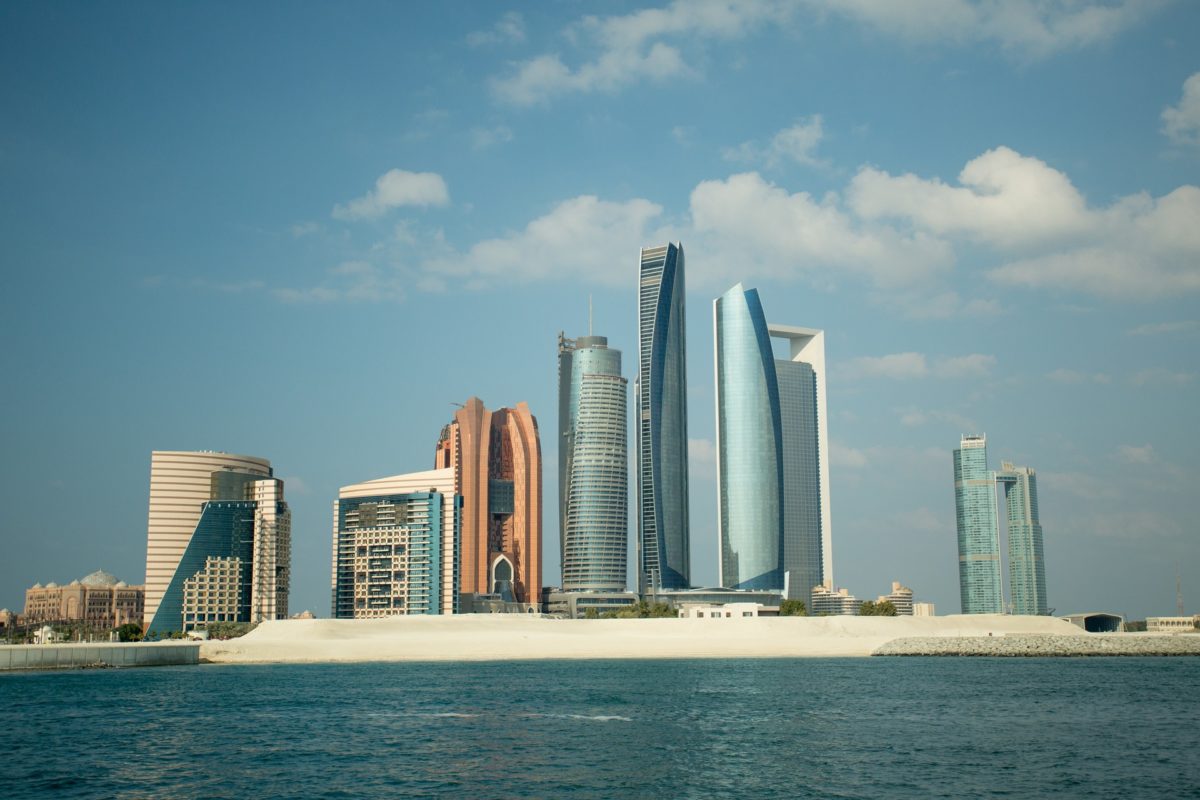 abu-dhabi-1177898_1920 Abu Dhabi očkuje turistov proti COVID-19 zdarma