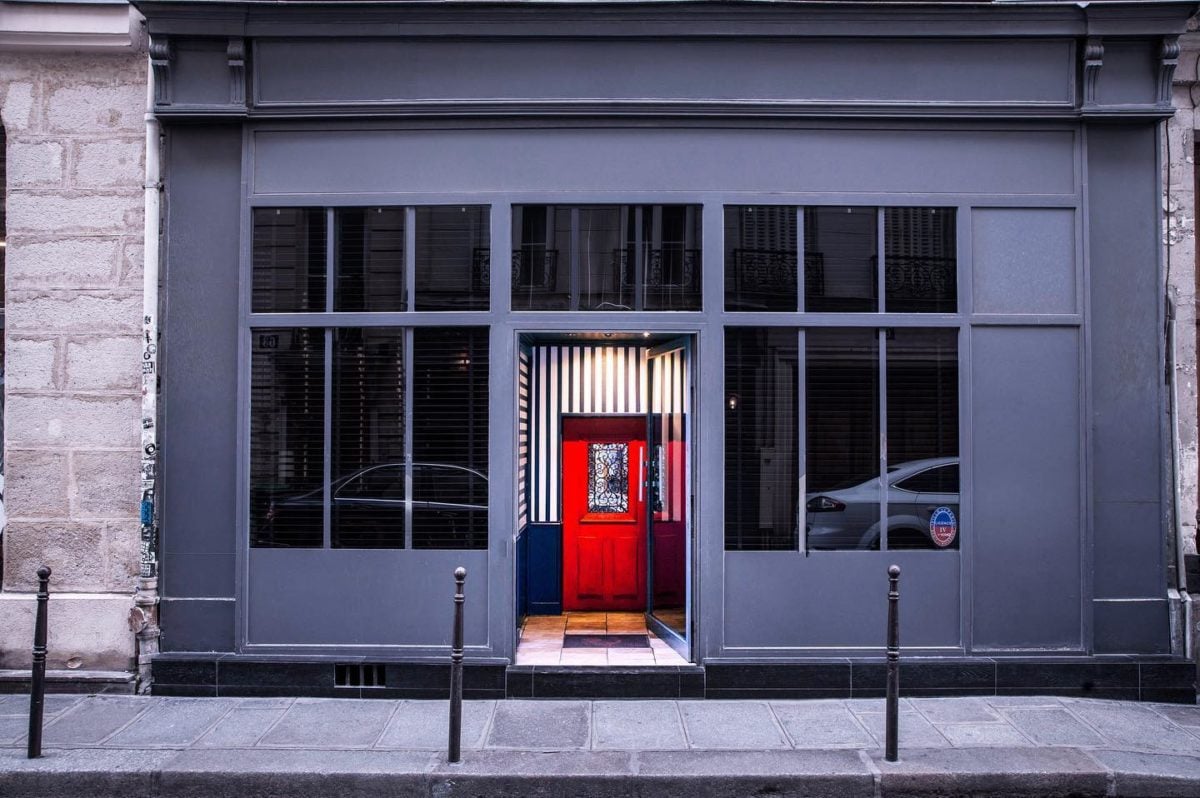 little-red-door-bar-pariz Zima, teplejšie, horíš! 11 skrytých barov vo svete, ktoré len tak nenájdeš
