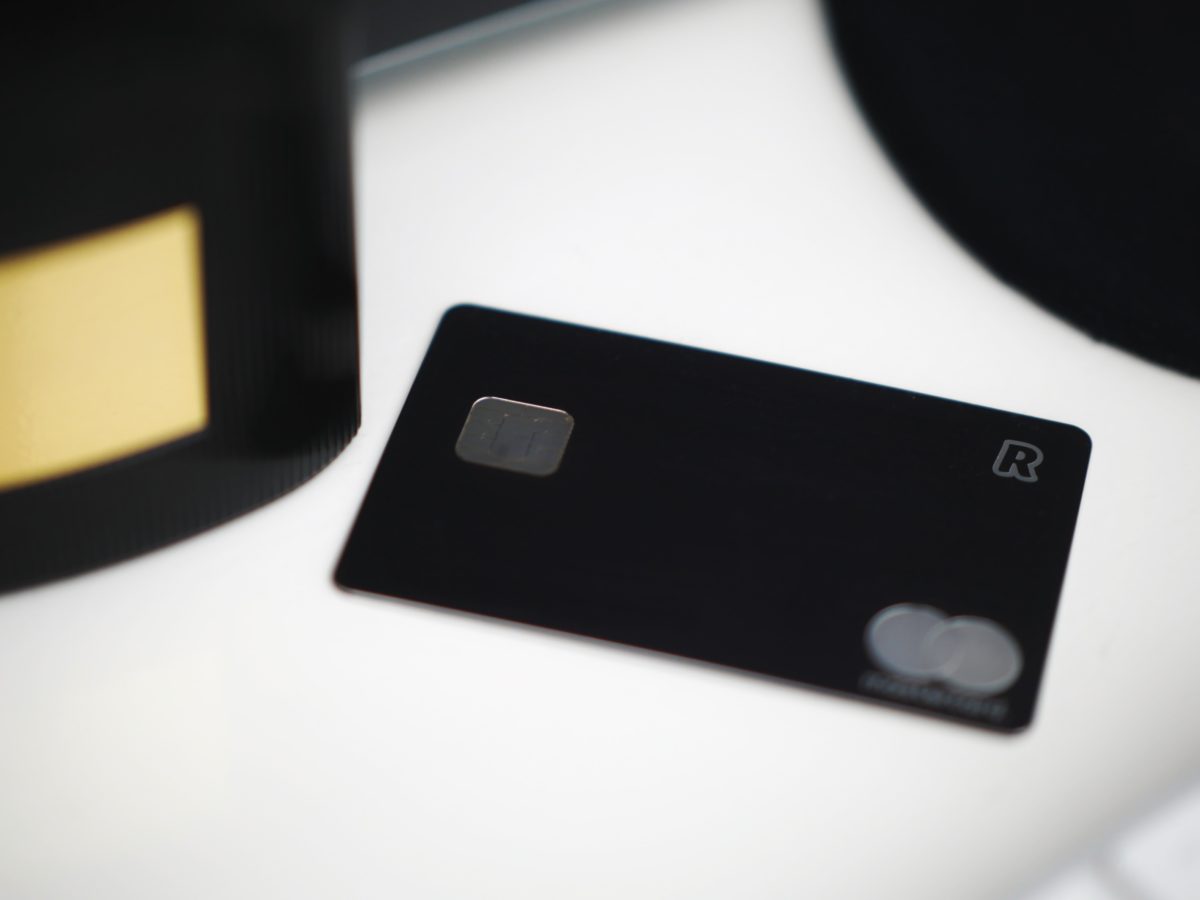 kay-PbZ79P_M4IA-unsplash Revolut: plať výhodne v zahraničí a vezmi si bezplatne aj 20€ BONUS od Pelikána