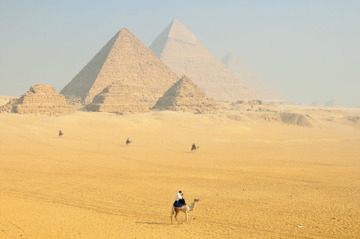 egypt pyramidy Egypt sa snaží podporiť turizmus v krajine. Turistické víza ruší až do apríla