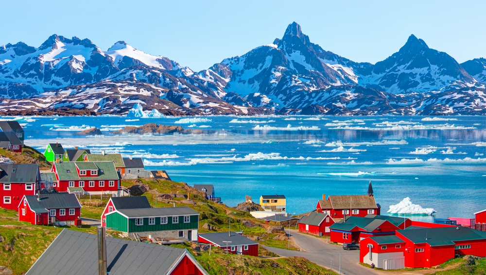 Picturesque,Village,On,Coast,Of,Greenland,-,Colorful,Houses,In Grónsko so škandinávskymi aerolinkami SAS: letenky s veľkou batožinou teraz od 719€