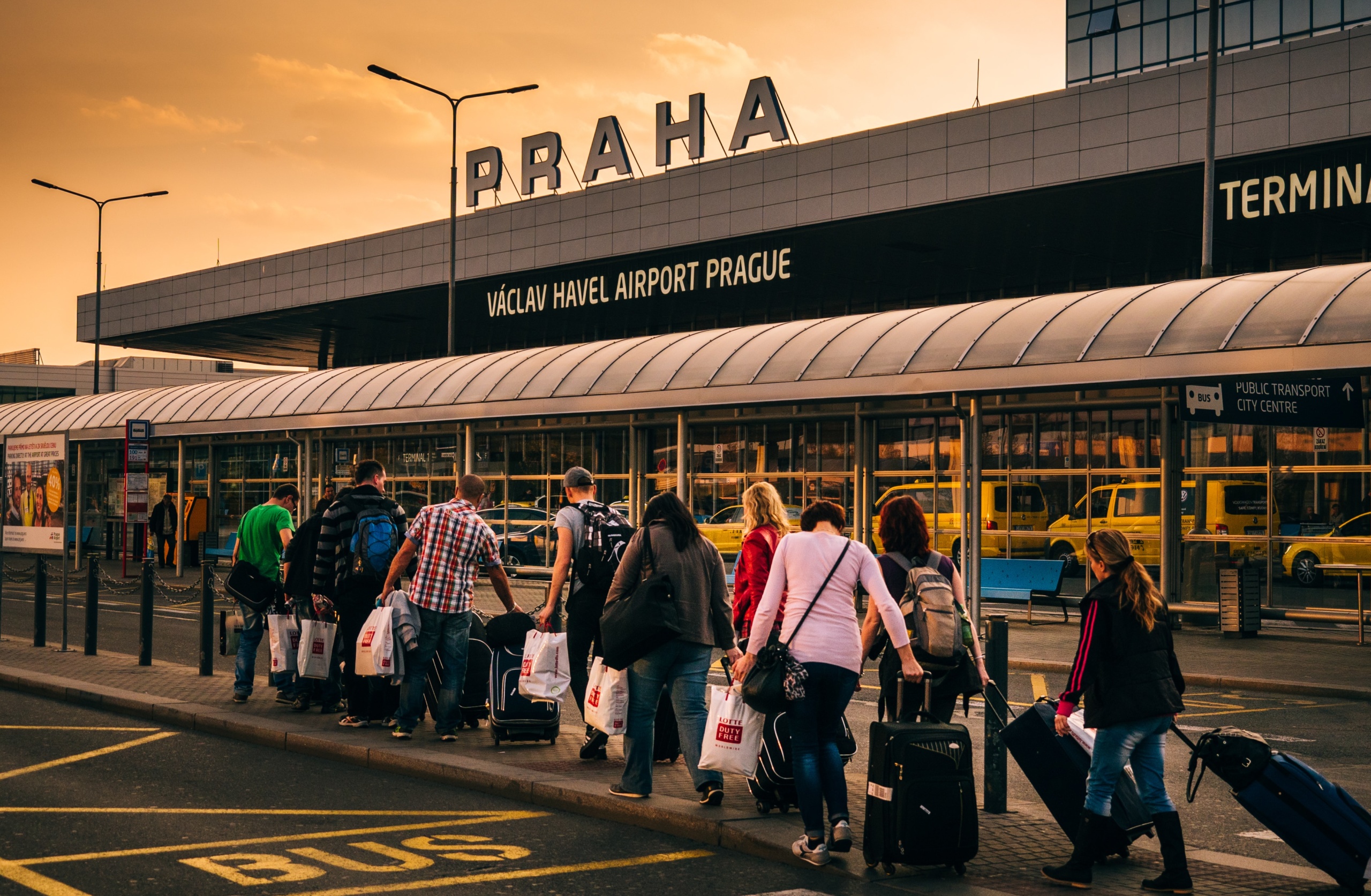 letisko praha Rezort zahraničia posiela do Prahy autobusy pre Slovákov