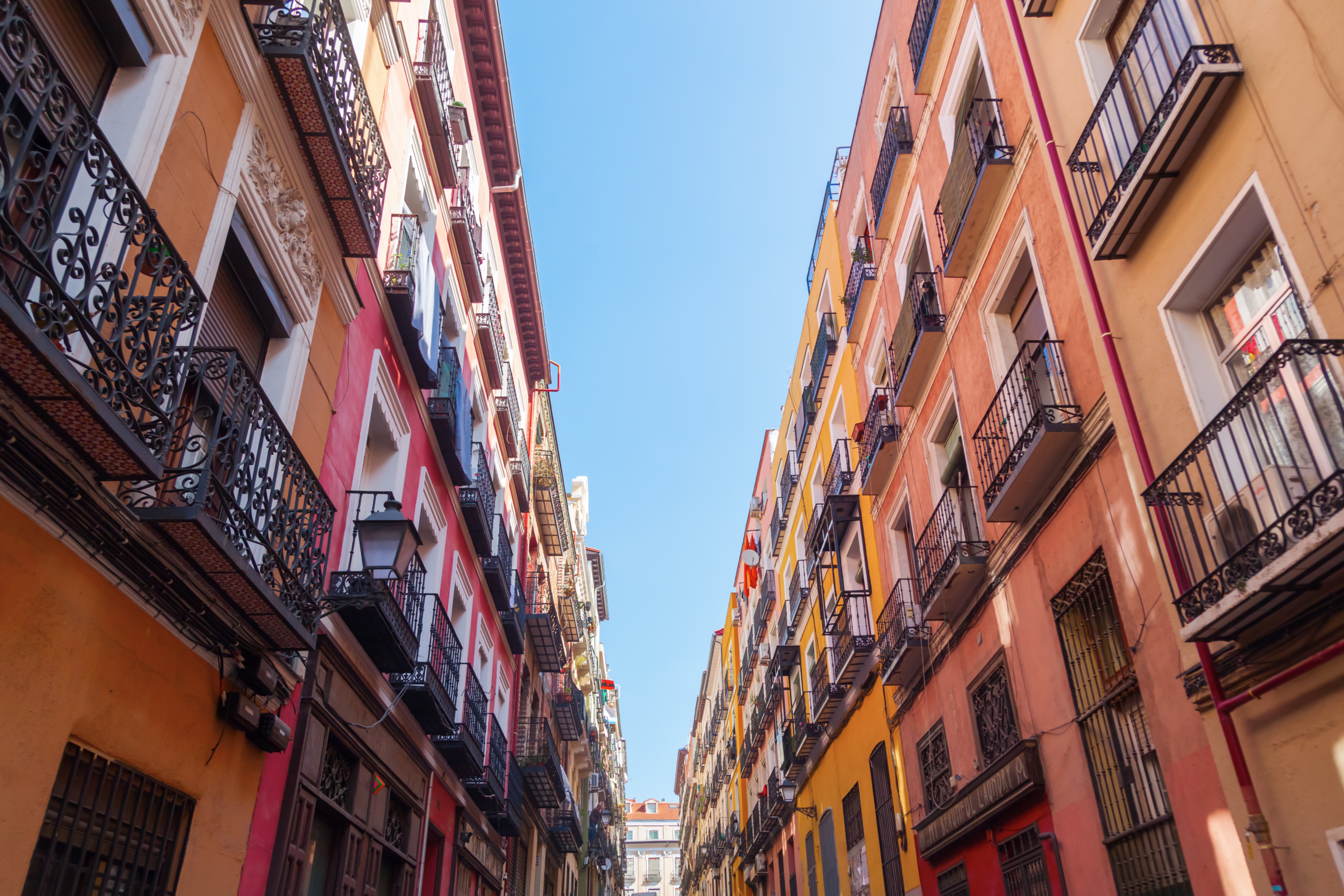madrid balcony Koronavírus: Madridčania hrajú so susedmi balkónové Bingo