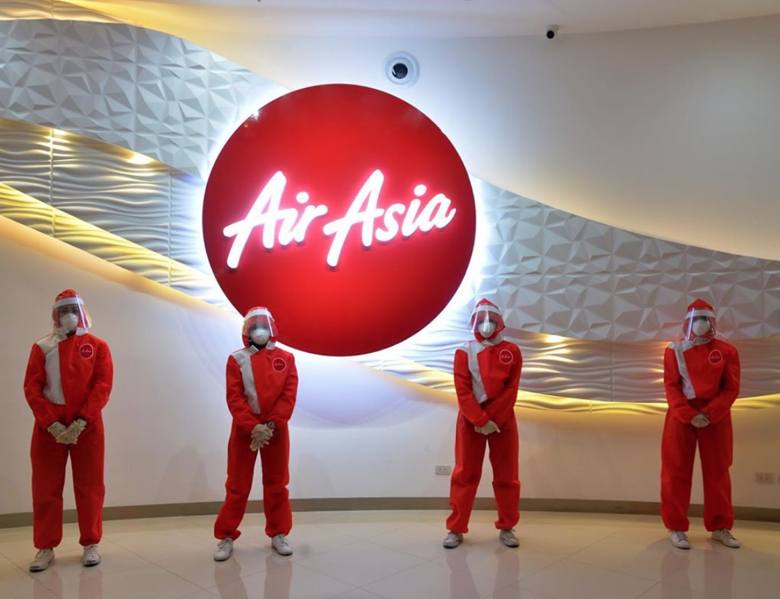 air asia korona AirAsia už opäť lietajú. Obsluhujú v špeciálnych oblekoch a maskách