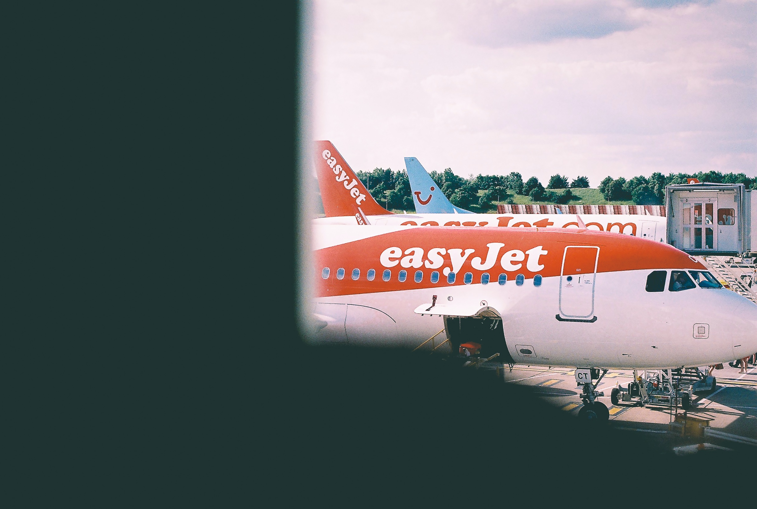 easyjet tui Britské letiská už vyžadujú nosiť rúška aj hygienické rukavice