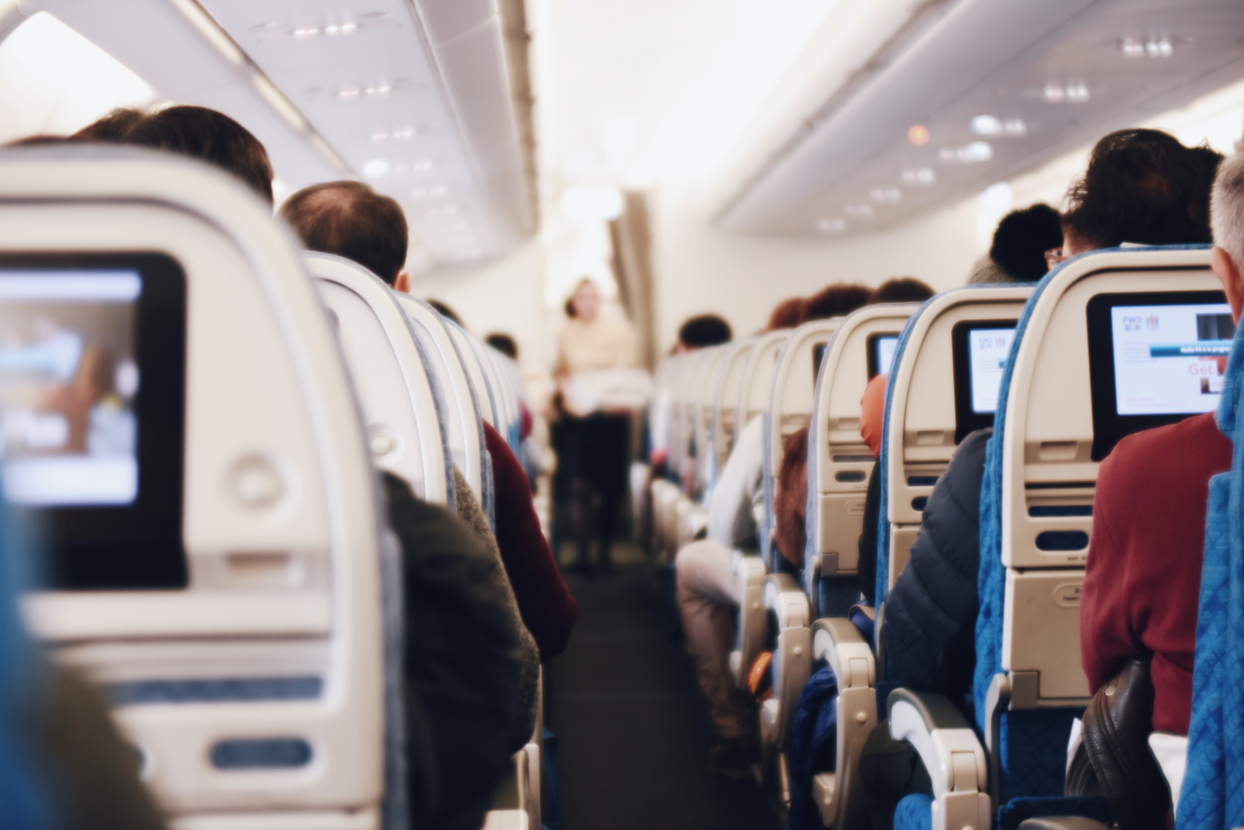 ekonomicka trieda IATA navrhuje zrušiť pravidlá sociálneho dištancu a zaviesť povinné rúška