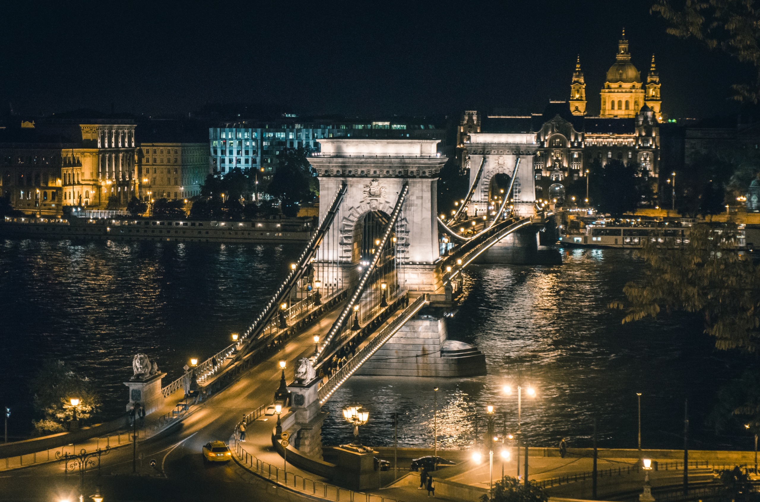 lucas-davies-3aubsNmGuLE-unsplash Keď bol Tom Hardy na obede u susedov. Filmy natočené v Maďarsku