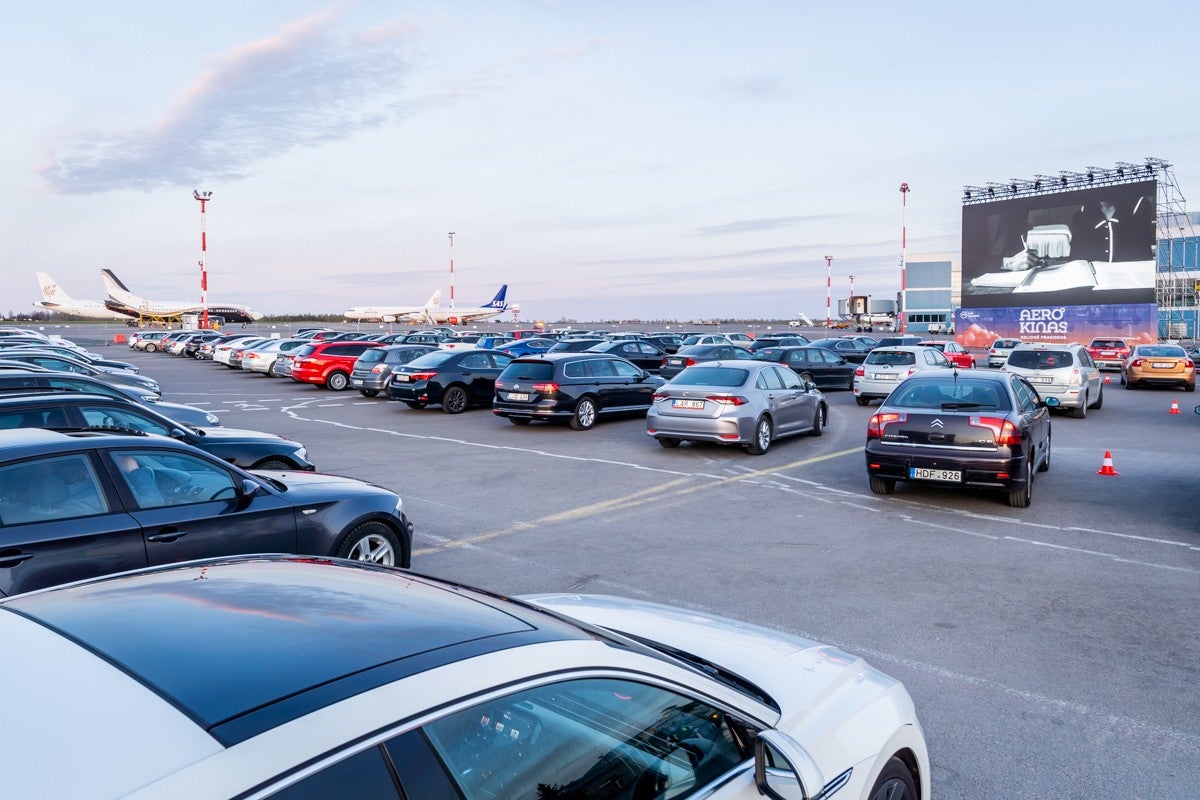 Nemôžu lietať, tak premietajú filmy. Letisko vo Vilniuse sa zmenilo na autokino
