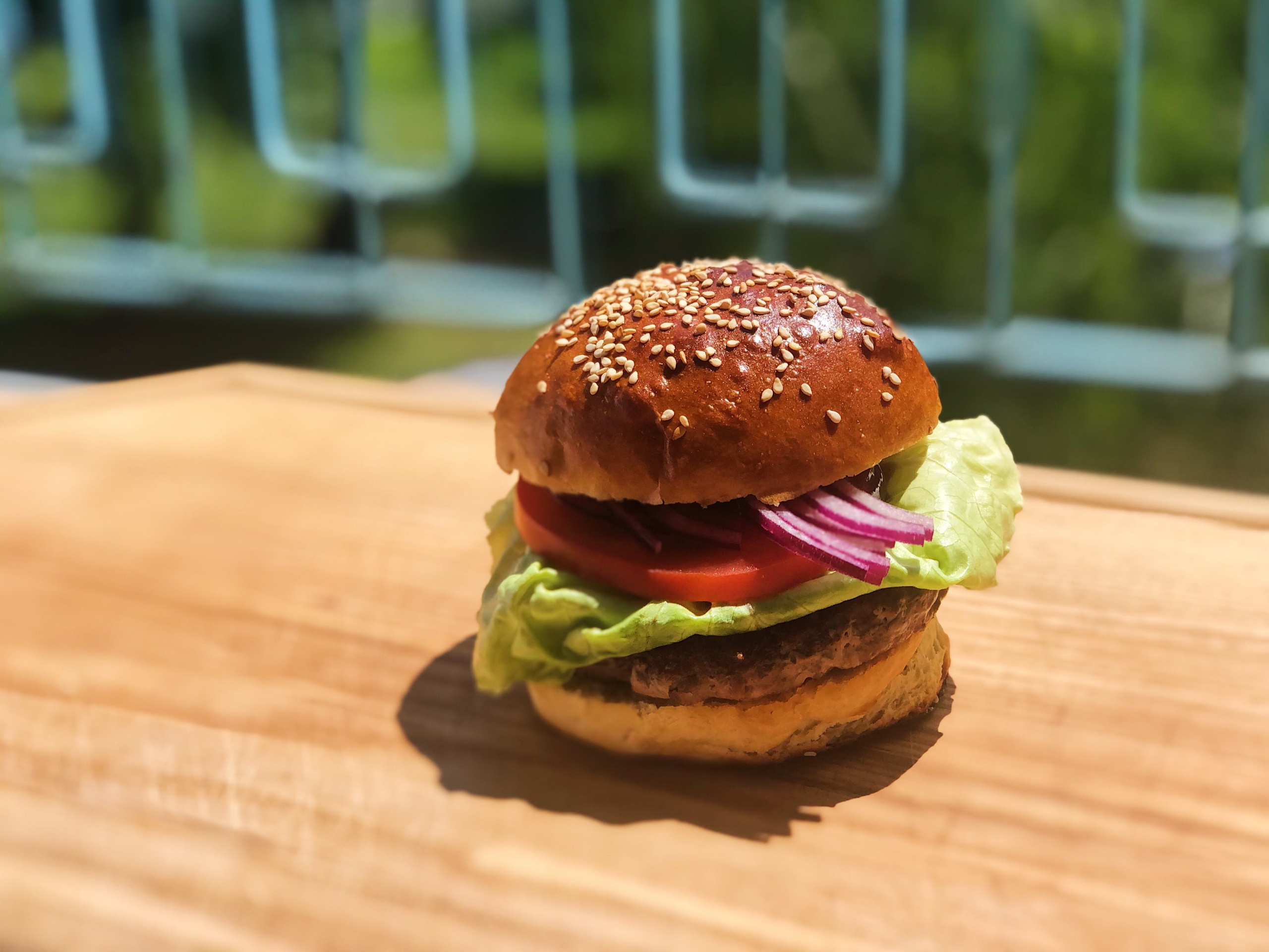 image0 Naprieč svetovou kuchyňou: burger z domácich žemlí od Michala Kordoša (recept)