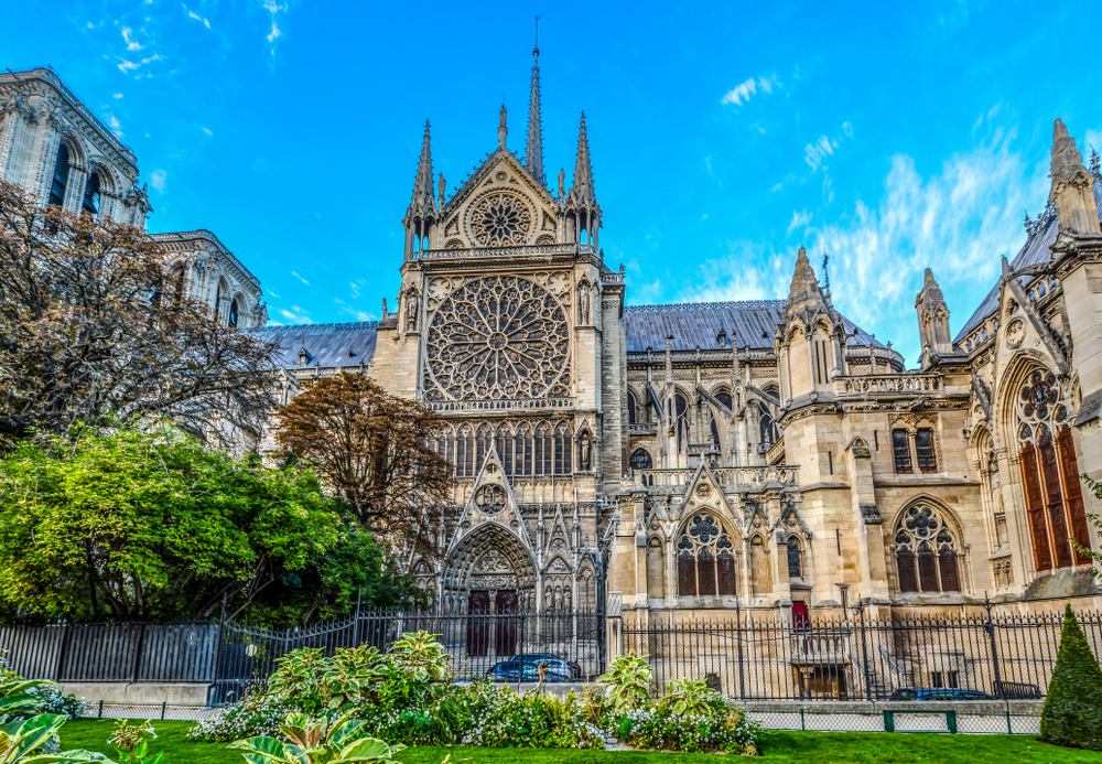 notre dame (2) Nádvorie Notre Damu je rok po požiari znova otvorené