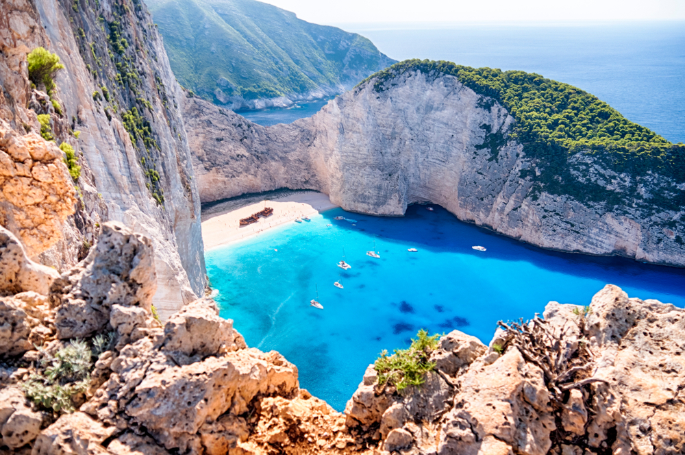 V-tyrkysových-vodách-gréckeho-ostrova-Zakynthos-žijú-vzácne-korytnačky-caretta-caretta.-Shutterstock.jpg Česi už opäť musia cestovať do Grécka a na Cyprus s negatívnym testom na COVID-19