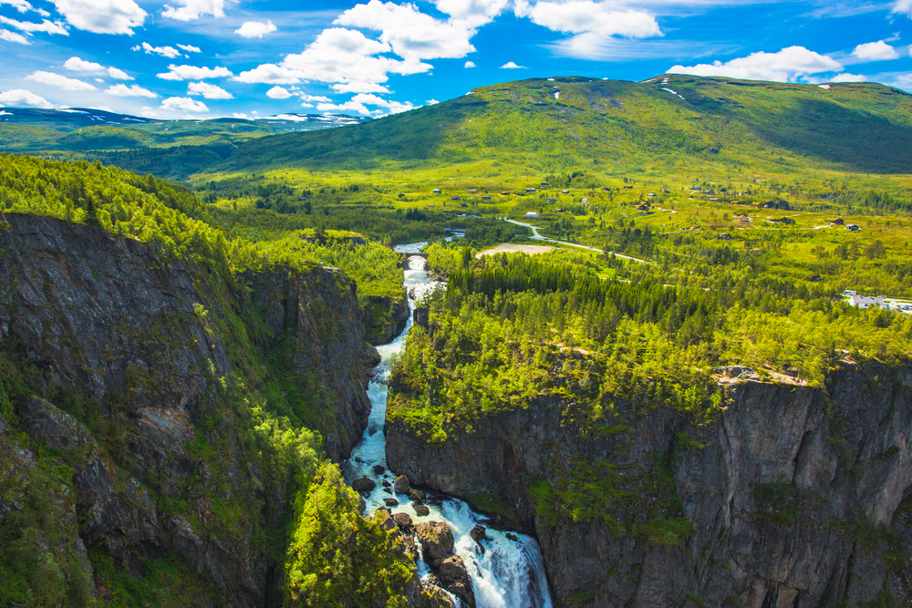 Vøringsfossen vodopad norsko Nad najznámejším vodopádom v Nórsku pribudol unikátny most. Stavali ho celé desaťročie