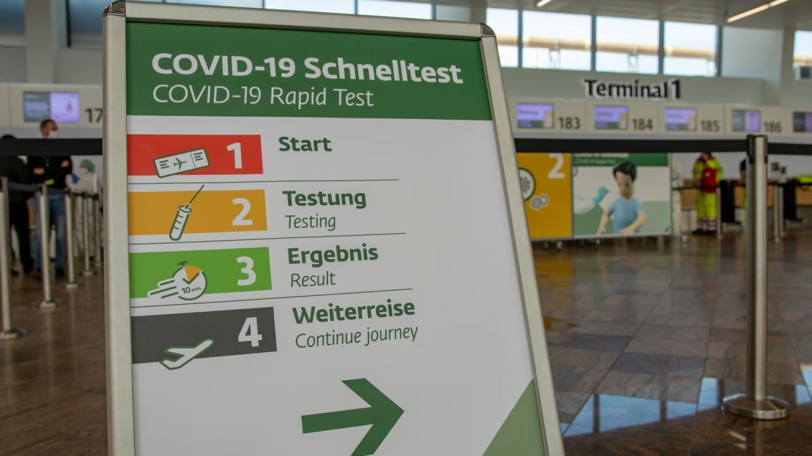 Doležalova pomoc nemyslí na cestovky, Schwechat začal testovať na Covid-19