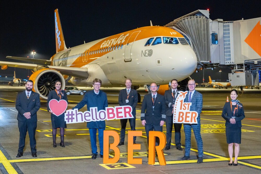 easyJet-Erstflug nach London Gatwick vom BER am 1.11.2020 Aerolinky easyJet oslavujú 25 rokov, od letiska Brandenburg si sľubujú veľa