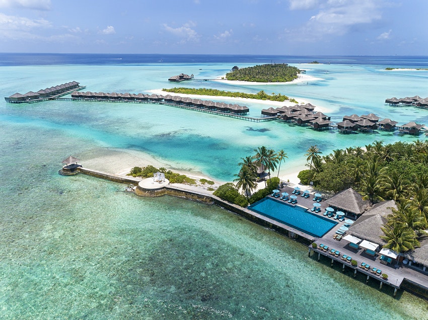 Anantara Veli Maldives Resort - Aerial view with pool Dočasný domov na Maldivách? Luxusný rezort ponúka dlhodobý pobyt