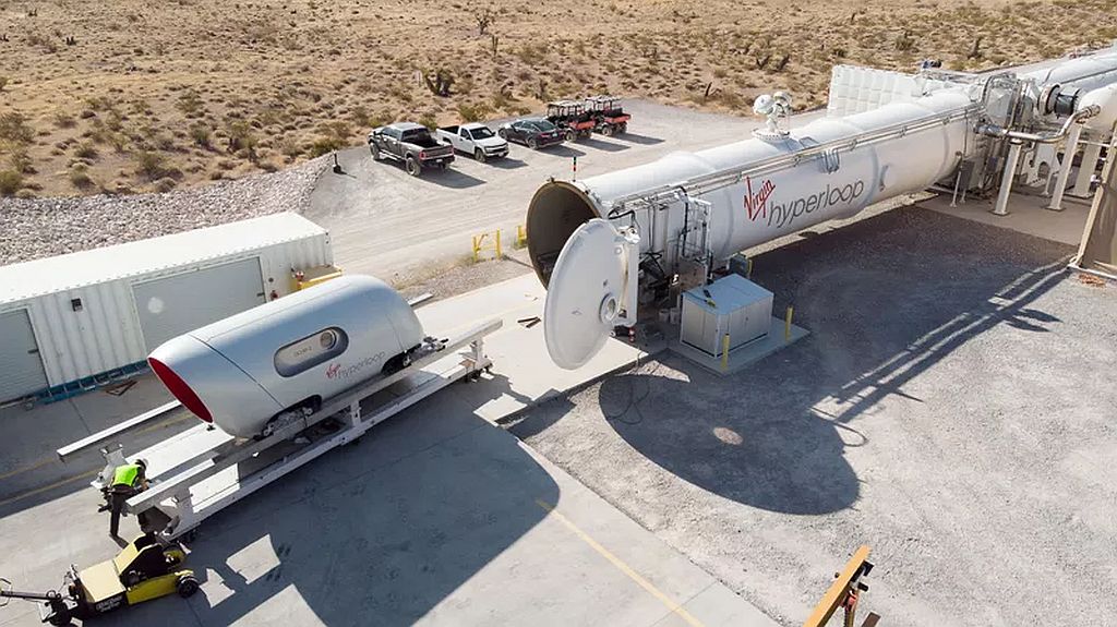 Prví ľudia cestovali kapsulou v potrubí. Virgin Hyperloop zatiaľ nešiel rýchlosťou zvuku