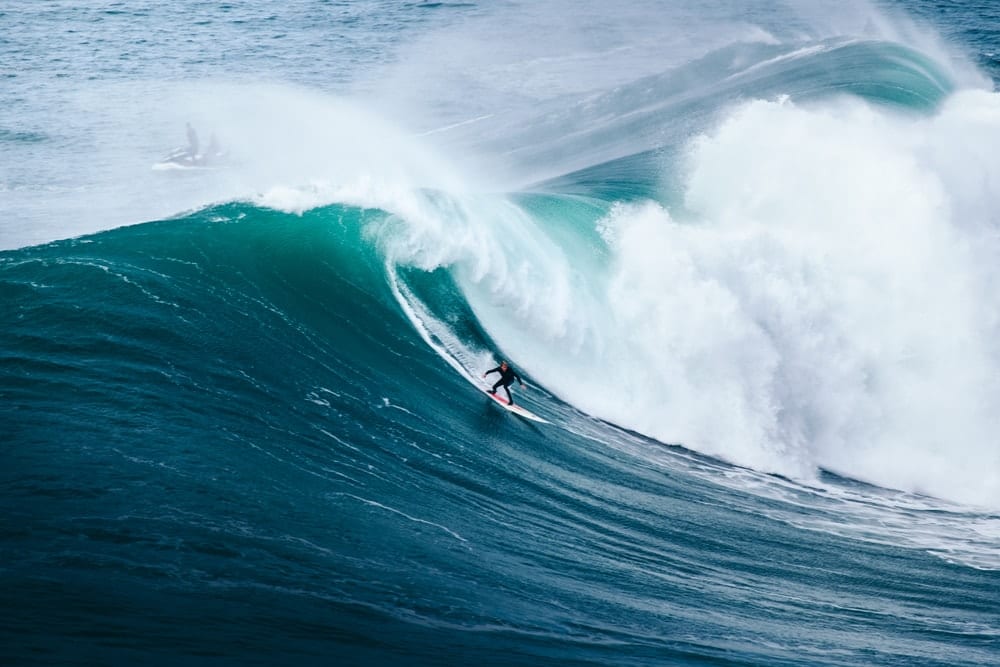 nazare-surfing-min 7 obľúbených big wave surfing miest, kde ožívajú vodné monštrá