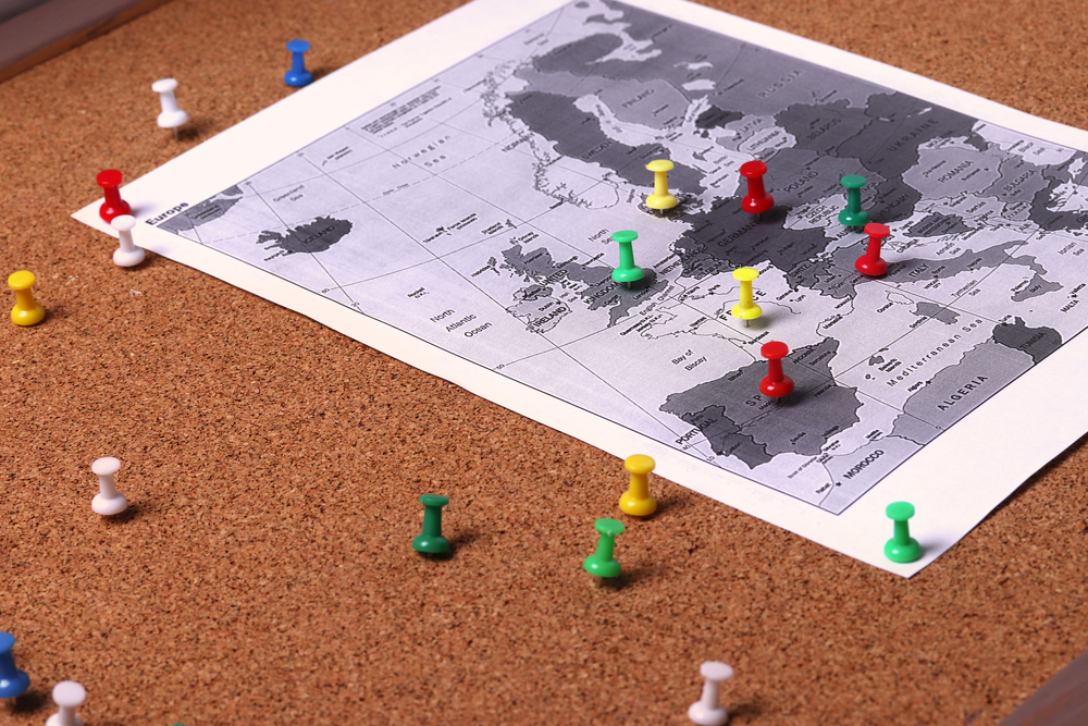 Printed,Black,And,White,Paper,Map,And,Colourful,Pins,Representing Pelikvíz: čím viac správnych odpovedí, tým väčší kredit na letenky