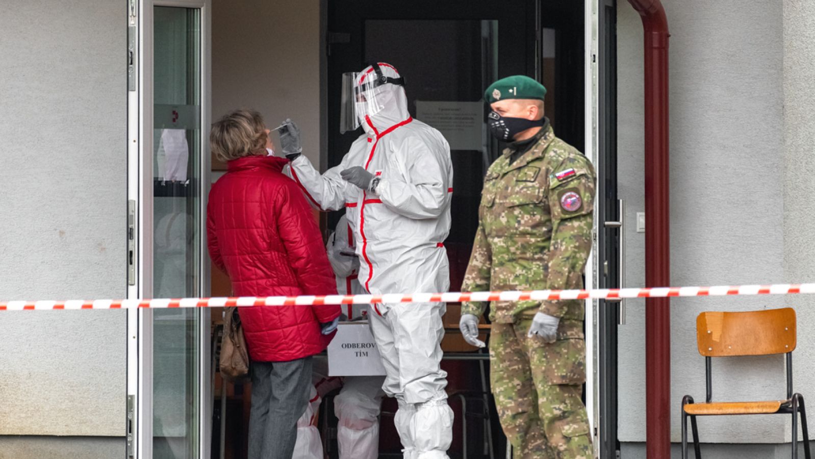 Koniec bezplatným testom po návrate z rizikových krajín, odložené novinky pre pendlerov a zavreté Česko