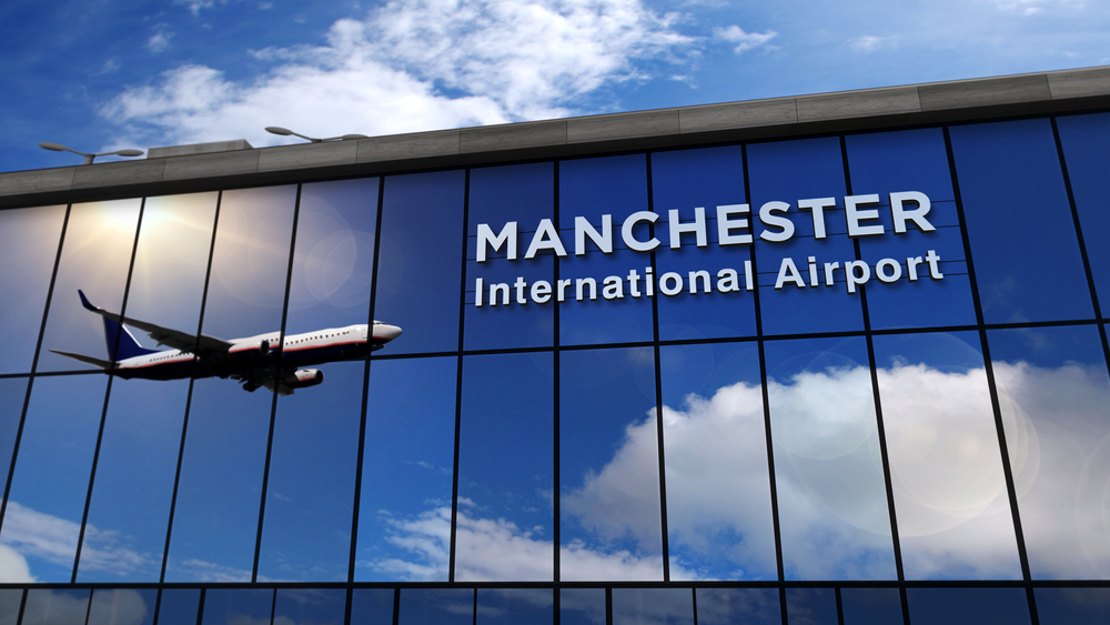 Jet,Aircraft,Landing,At,Manchester,,England,,Gb,3d,Rendering,Illustration. Letisko v Manchestri sa počas koronakrízy stalo druhým najvyťaženejším v Británii