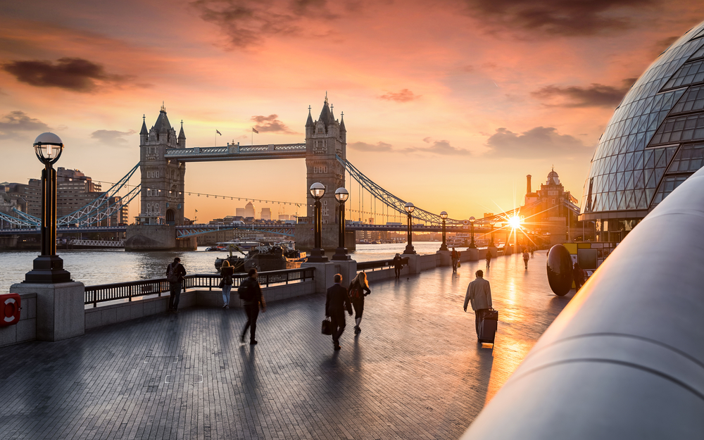 The,Tower,Bridge,In,London,During,Sunrise,And,People,Rushing Bezplatné PCR testovanie po návrate z Veľkej Británie, Dánska a Nórska