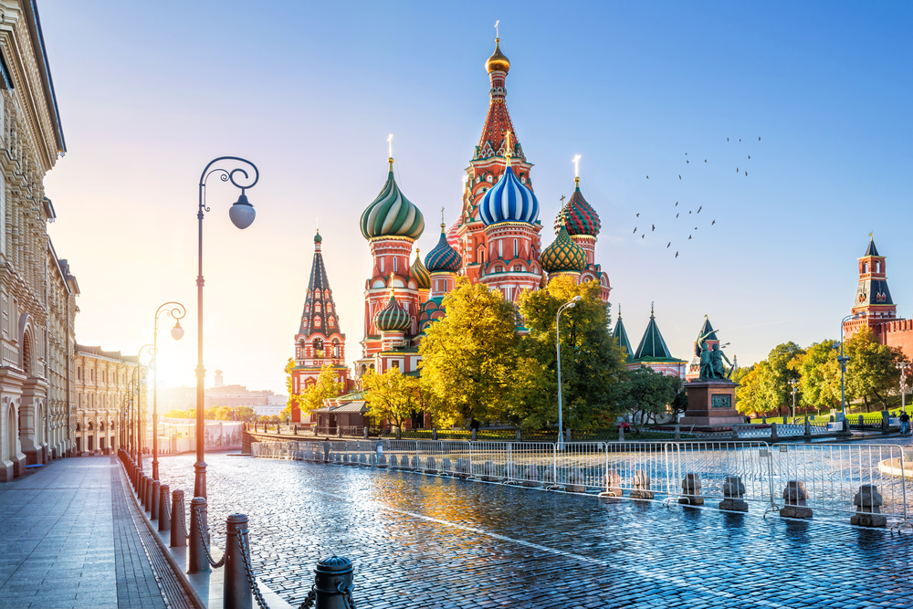 St.,Basil's,Cathedral,On,Red,Square,In,Moscow,And,The Lufthansa zvažuje vakcínový turizmus do Moskvy. Pasažieri sa tam majú zaočkovať
