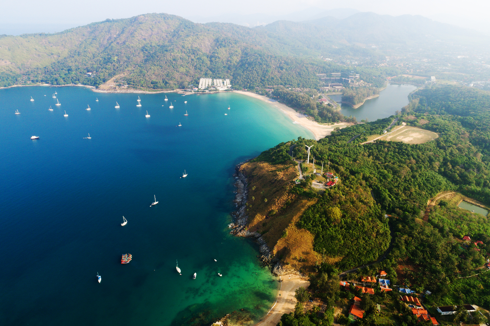 Aerial,Shot,Of,Beautiful,Bay,Nature,Landscape,With,Paradise,Beach, Thajsko ponúka turistom novú formu karantény. Stráviť ju môžu na jachte