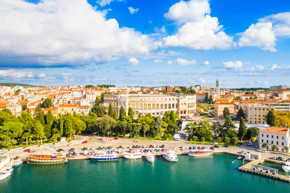Croatia,,City,Of,Pula,,Ancient,Roman,Arena,,Historic,Amphitheater,And Poď na Istriu! Letenky do historického mesta Pula od 124€