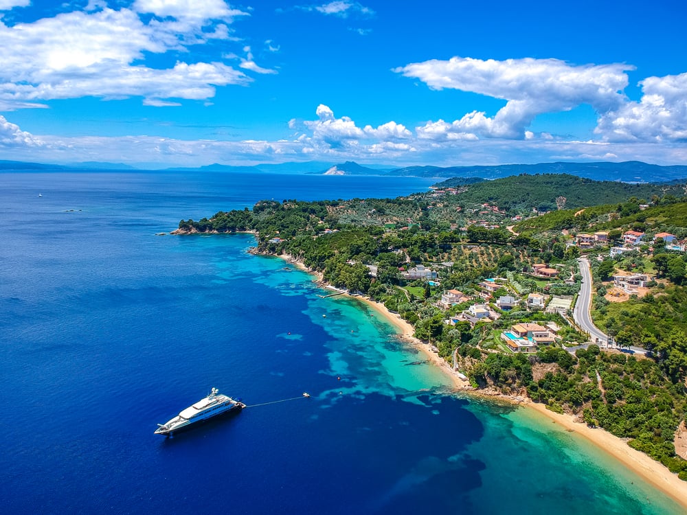 Aerial,View,Over,Agia,Paraskevi,Beach,In,Southern,Skiathos,Island, PECKA DŇA: Skiathos s letenkami a 4* hotelom od 369€